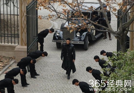 《锦绣缘华丽冒险》第3集英少向英东跳上一辆车是什么牌子型号车牌号多少多少钱