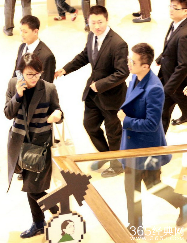 孙俪戴黑超霸气逛商场_邓超变成娘娘的贴身护卫_365经典网