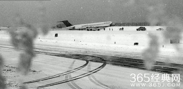 纽约客机冲出跑道