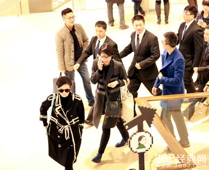 孙俪戴黑超霸气逛商场_邓超变成娘娘的贴身护卫_365经典网