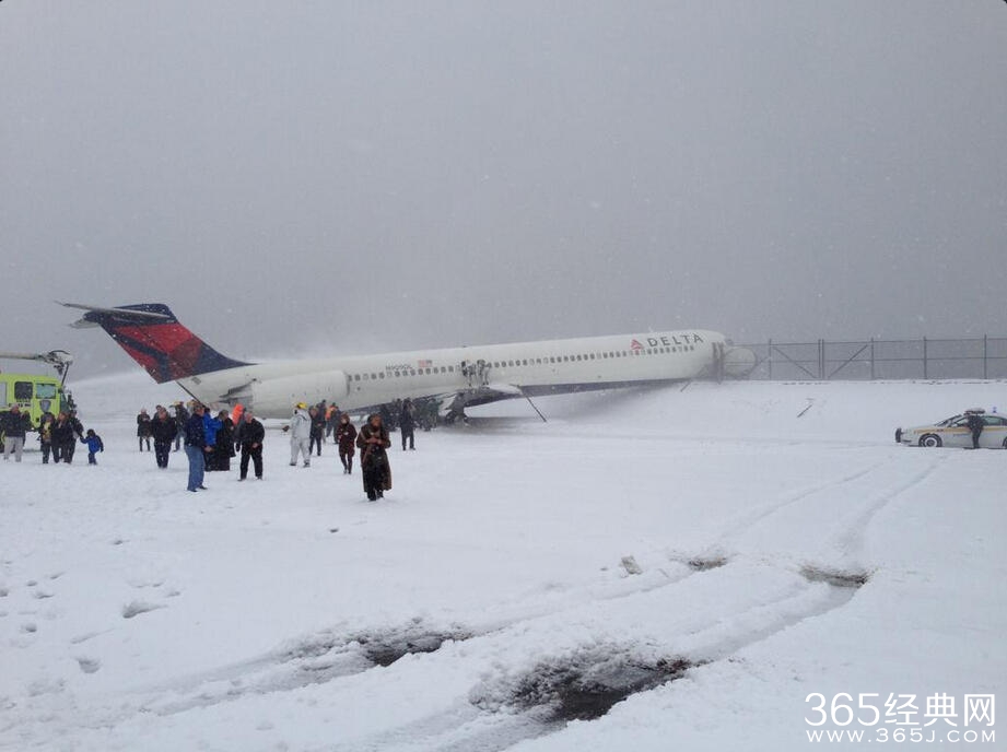 纽约客机冲出跑道