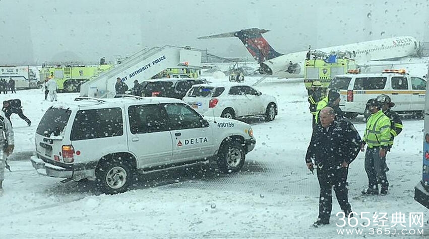 纽约客机冲出跑道