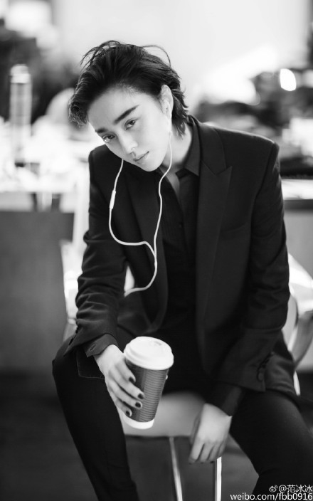 范冰冰晒黑白中性帅照_彻底变身为范爷_365经典网