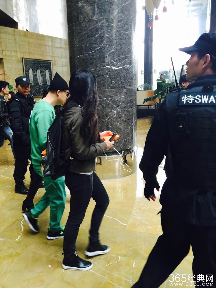 《奔跑吧兄弟2》第一期录制花絮:范冰冰携韩庚cosplay