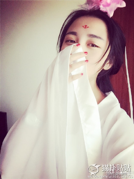 妹子晒古装自拍 小性感的尺度把握的相当有分寸啊