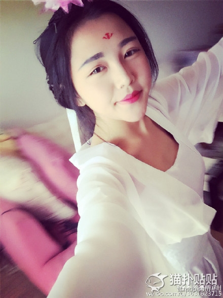 妹子晒古装自拍 小性感的尺度把握的相当有分寸啊