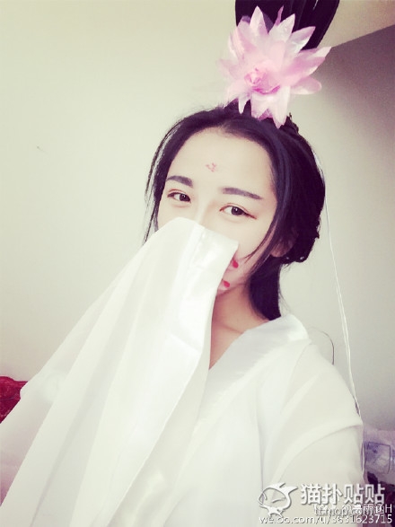 妹子晒古装自拍 小性感的尺度把握的相当有分寸啊