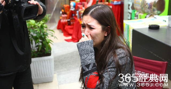 遭学校无预警打包行李赶人 漂亮女生哭诉：30万台币的手镯不见了