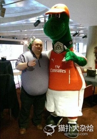 胖哥遭网民羞辱_好心人召集两千美女陪他跳舞_365经典网