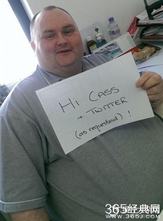 胖哥遭网民羞辱_好心人召集两千美女陪他跳舞_365经典网