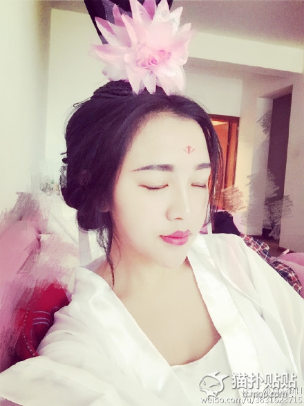 妹子晒古装自拍 小性感的尺度把握的相当有分寸啊