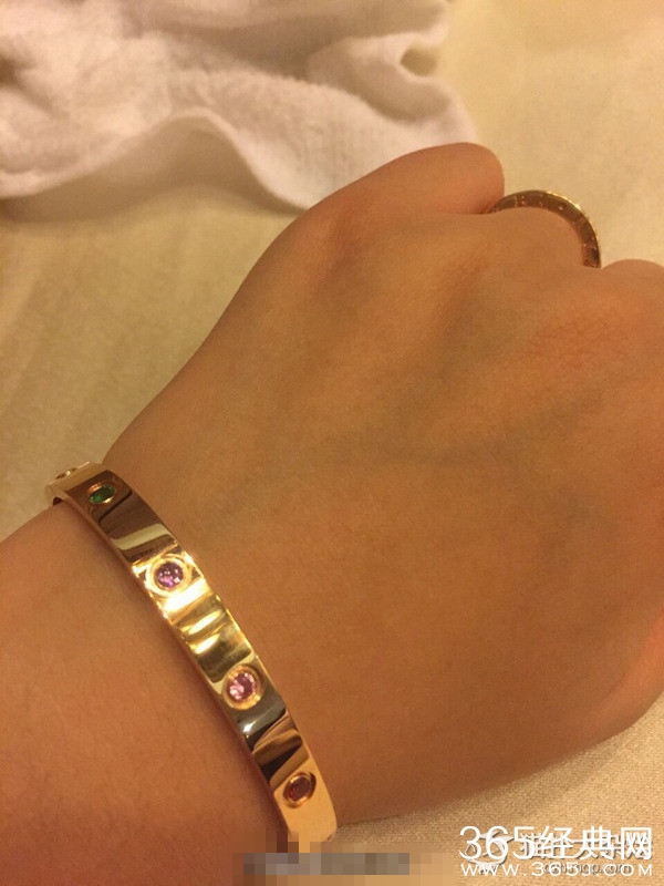 遭学校无预警打包行李赶人 漂亮女生哭诉：30万台币的手镯不见了