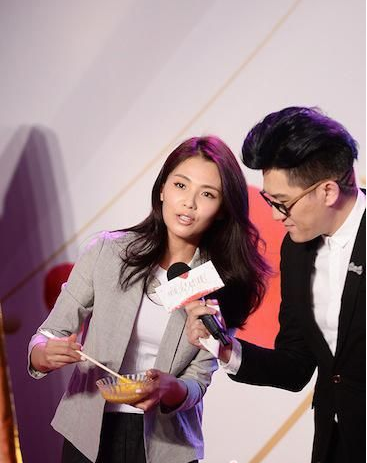 女神刘涛现场展厨艺 自觉肯吃苦耐劳