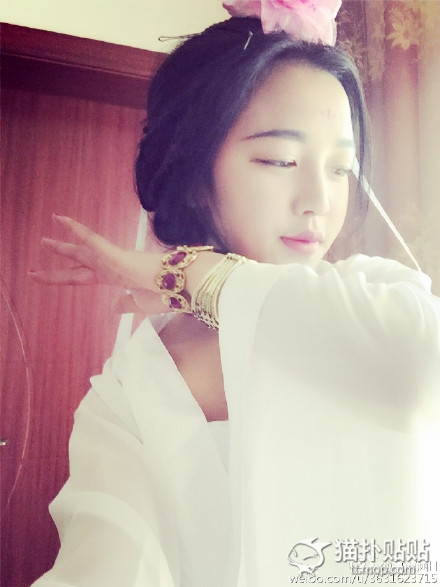 妹子晒古装自拍 小性感的尺度把握的相当有分寸啊