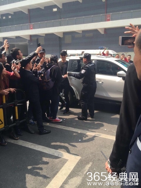 《奔跑吧兄弟2》第一期录制花絮:范冰冰携韩庚cosplay