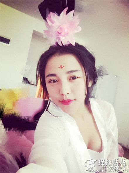 妹子晒古装自拍 小性感的尺度把握的相当有分寸啊