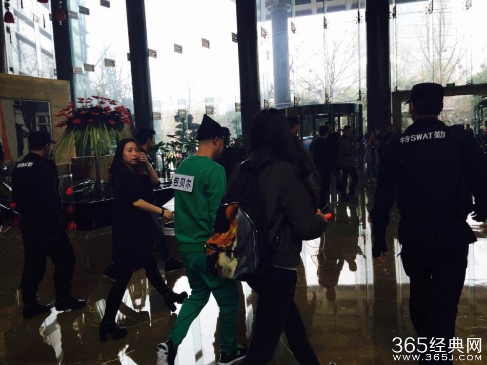 《奔跑吧兄弟2》第一期录制花絮:范冰冰携韩庚cosplay