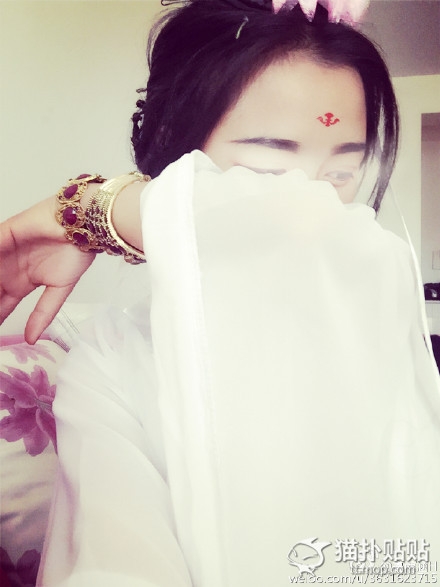 妹子晒古装自拍 小性感的尺度把握的相当有分寸啊