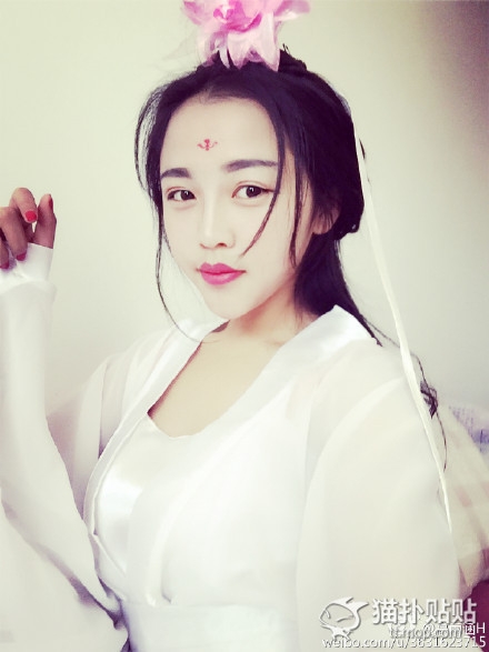 妹子晒古装自拍 小性感的尺度把握的相当有分寸啊