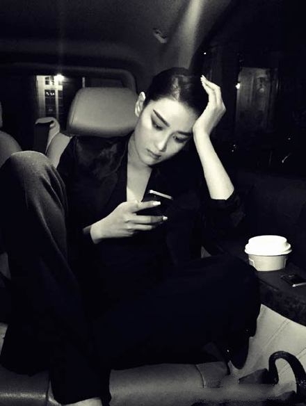 张馨予钱包被偷哭穷 模仿范爷自嘲