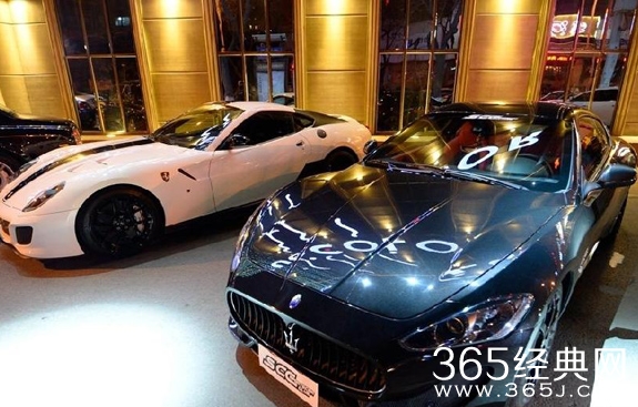 土豪酒吧开派对 各路豪车闪瞎眼