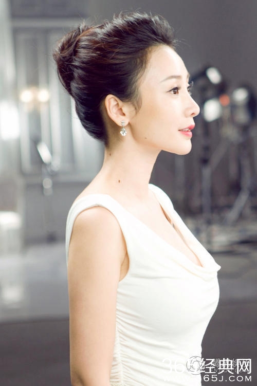 柳岩抹胸纱裙拍广告变仙子 清新淡妆秀美乳