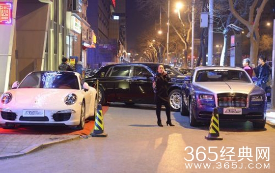 土豪酒吧开派对 各路豪车闪瞎眼
