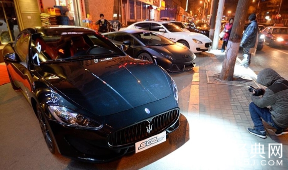 土豪酒吧开派对 各路豪车闪瞎眼