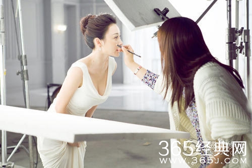 柳岩抹胸纱裙拍广告变仙子 清新淡妆秀美乳