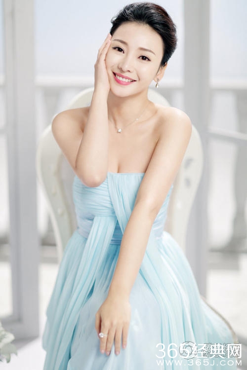 柳岩抹胸纱裙拍广告变仙子 清新淡妆秀美乳