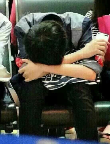 TFboys王俊凯被黑埋头抹眼泪 粉丝力挺：与你相随不离不弃图片