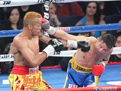 邹市明错失拳王金腰带比赛惨遭泰国名将阿泰-伦龙抱摔