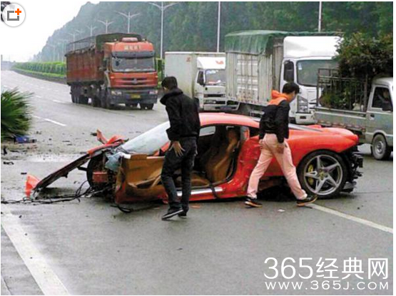 法拉利撞断大树