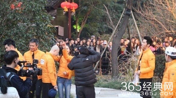 跑男2第二期杭州录制现场照片曝光_黄晓明和Angelababy撕名牌谁赢了_365经典网