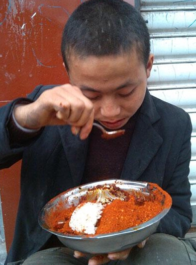 四川小伙患异食癖拿辣椒当零食 半亩地辣椒不够吃