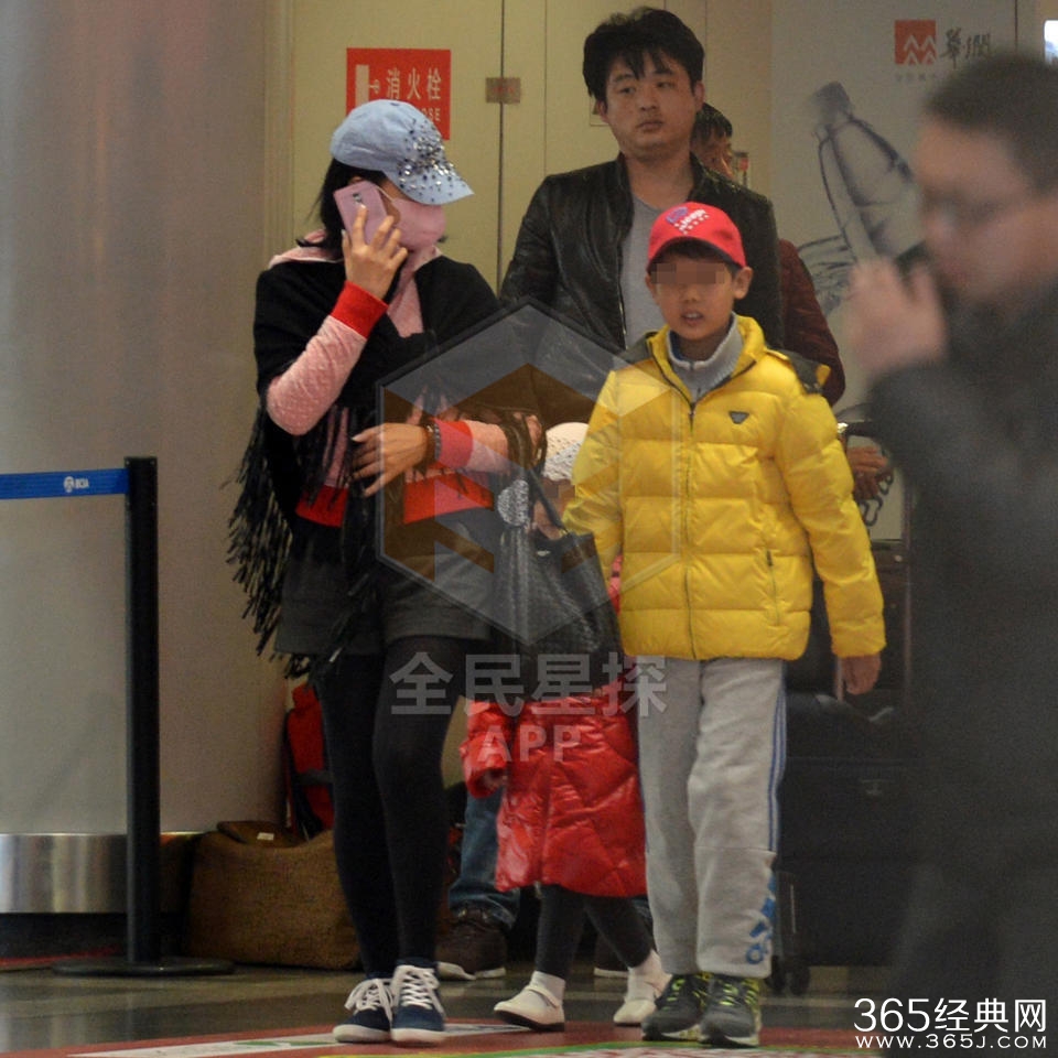 网曝宋祖英携爱子与神秘女娃返京_小萌娃可爱抢镜_365经典网