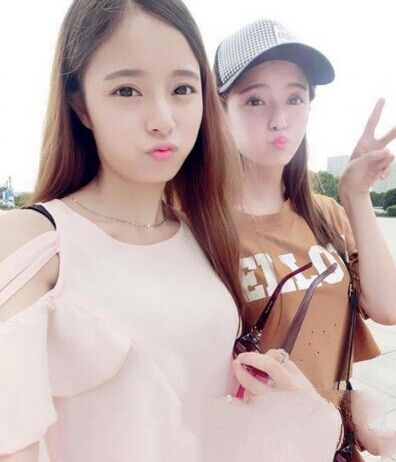 最美双胞胎姐妹校花 何锶棋何锶怡嘟嘴卖萌