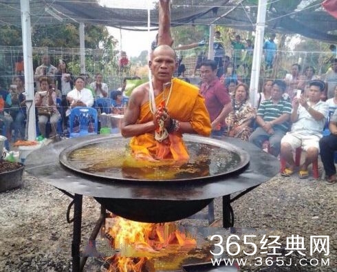 泰国僧侣泰然自若地在热油锅上打坐