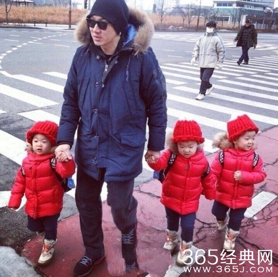 《超人回来了》宋一国手牵三胞胎过马路