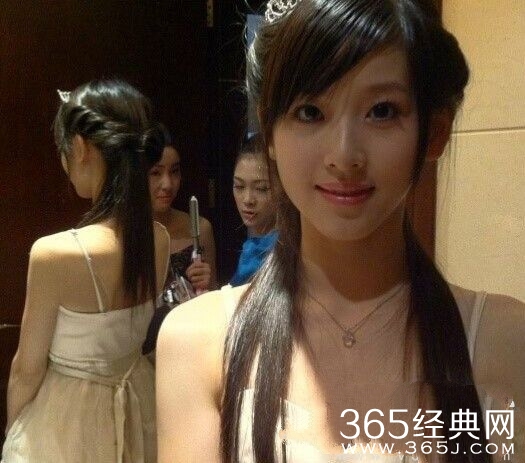 最美双胞胎姐妹校花 何锶棋何锶怡嘟嘴卖萌