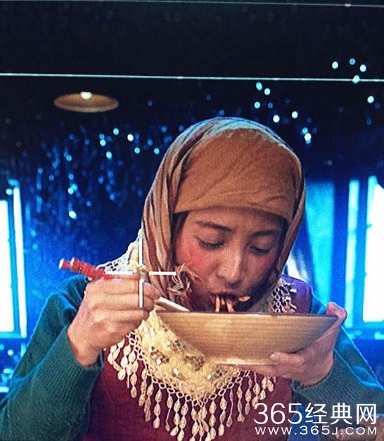 蒋勤勤秒变村姑貌似精神分裂_从女神变村姑大口吃面_365经典网