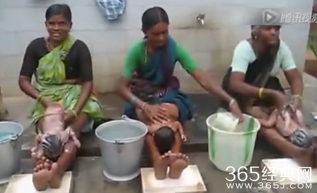印度妇女是这样给孩子洗澡的_这是在洗澡还是在洗衣服_365经典网