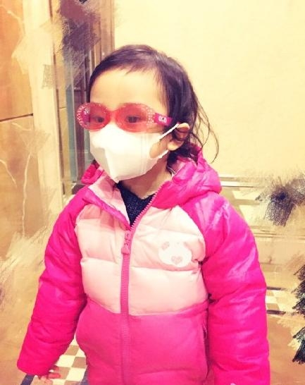 李小璐晒女儿萌照_馨爷口罩墨镜全副武装抗雾霾_365经典网