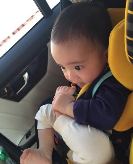 抠脚也是萌萌哒！梁静茹晒儿子呆萌可爱照