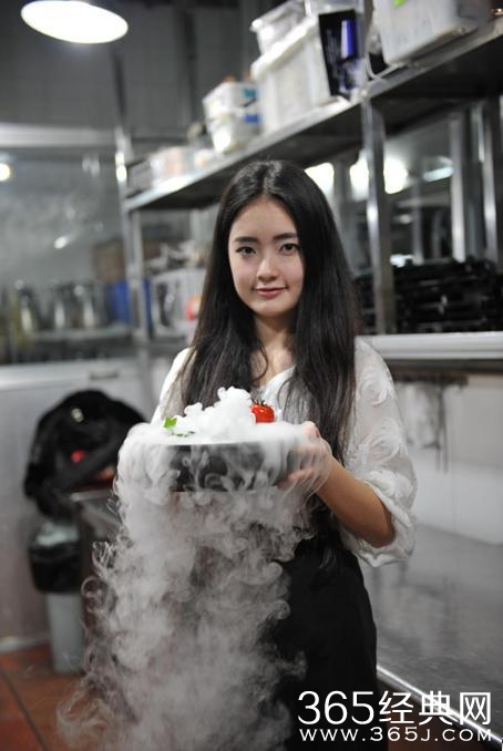 成都女神向男友求婚 敢想敢做引赞无数