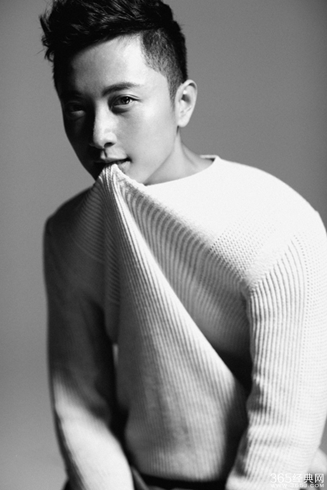 《敢爱》中周信的扮演者是谁