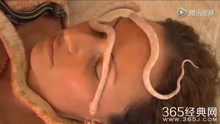 最新按摩法蛇式按摩法_少女大胆裸体享受蛇式按摩_365经典网 最新按摩法蛇式按摩法_少女大胆裸体享受蛇式按摩_365经典网