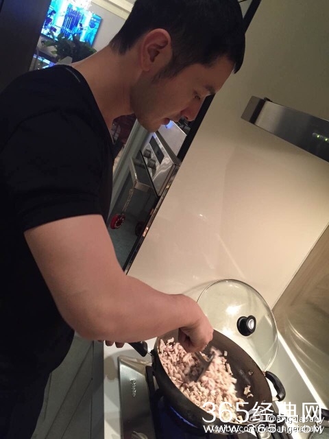 黄晓明为baby下厨 做爱心炸酱面