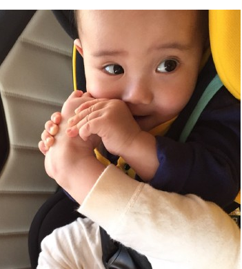 抠脚也是萌萌哒！梁静茹晒儿子呆萌可爱照