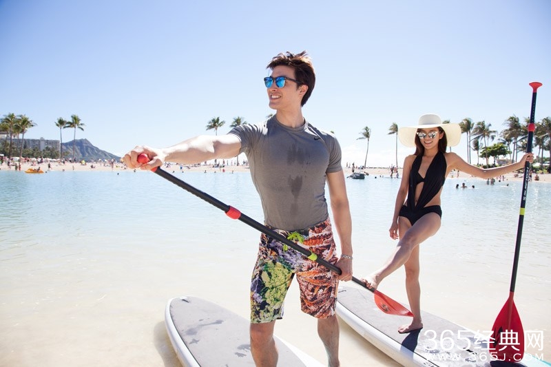 伊一与锦荣任青海卫视真人秀《充电旅行》 身穿性感泳衣录节目抢镜